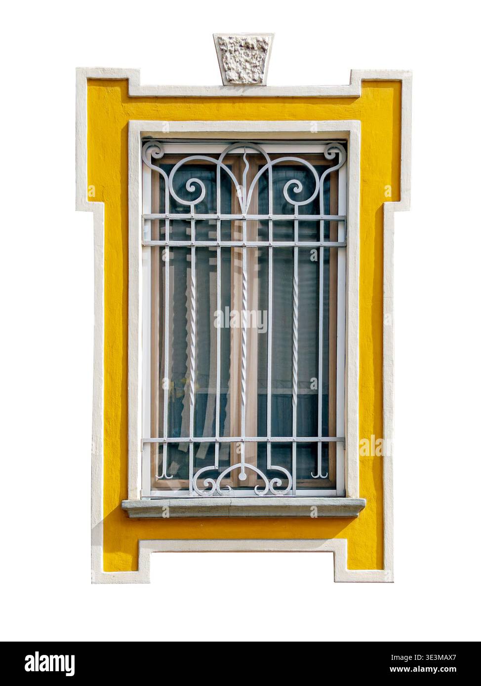 Fenêtre de style Art Nouveau du début du XXe siècle, protégée par des grilles ornementales en fer forgé avec des motifs de volutes, décorée d'un cadre peint en jaune f Banque D'Images