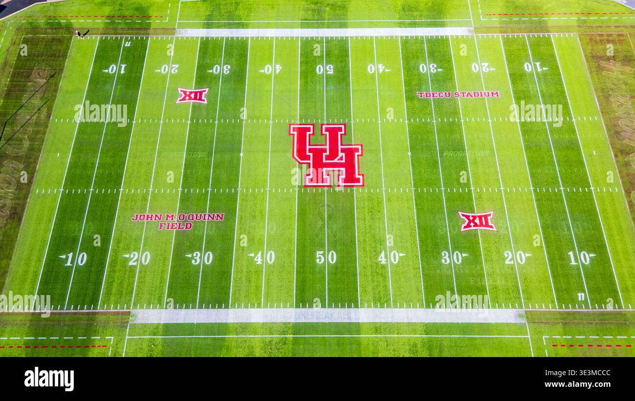 Houston, TX - 26 février 2026 : vue aérienne directe du terrain de football de l'Université de Houston avec le logo UH au milieu du terrain à l'intérieur du TDEC Banque D'Images