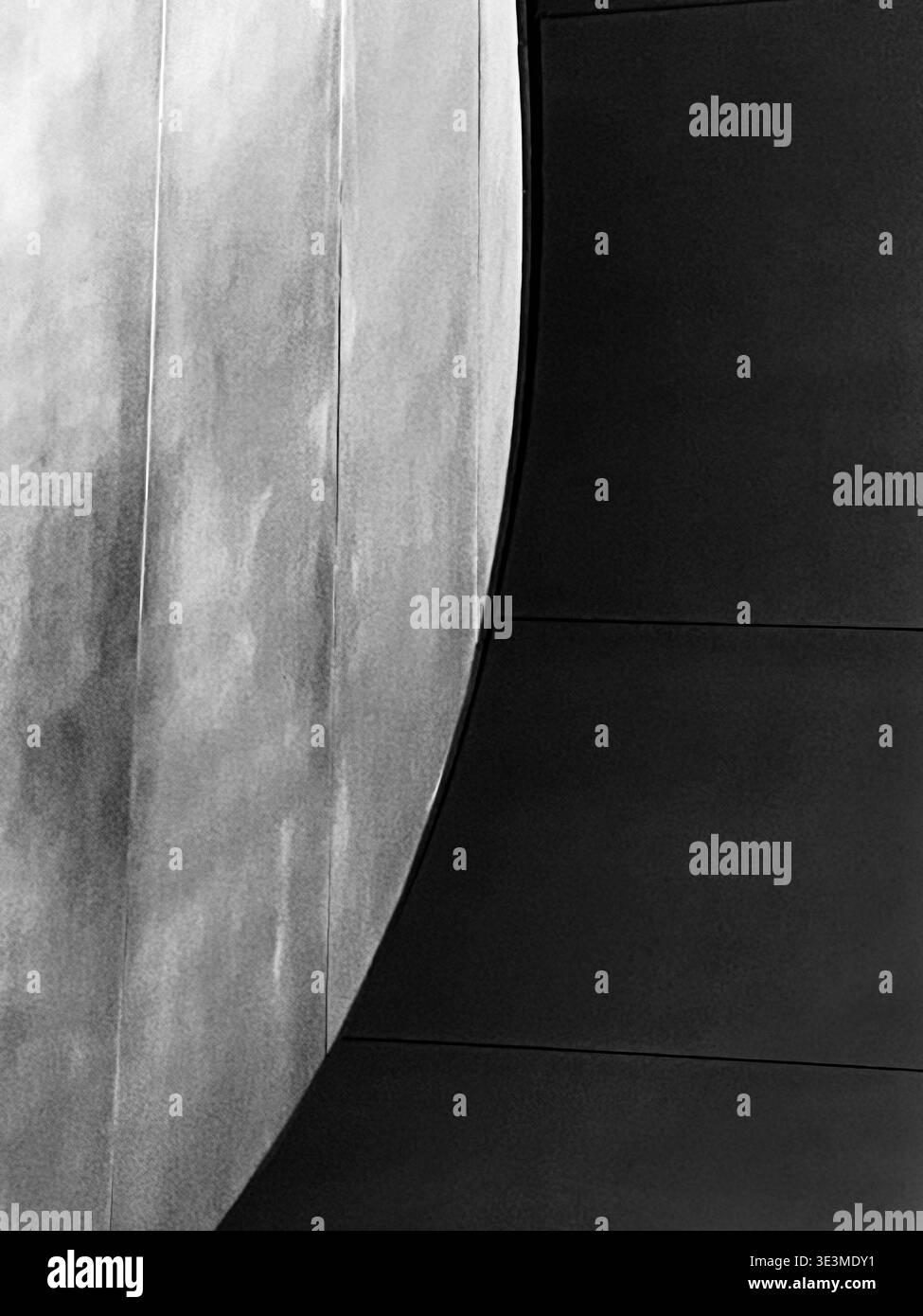 La lumière et les ombres alternent dans un abstrait architectural alors que l’éclairage d’un escalier crée du contraste. Banque D'Images