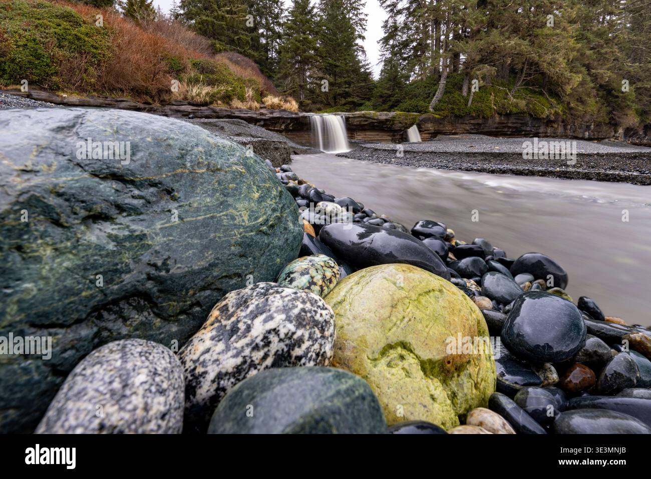 Pierres colorées et cascade sur Sandcut Beach - Parc régional Jordan River - près de Sooke, île de Vancouver, Colombie-Britannique, Canada Banque D'Images
