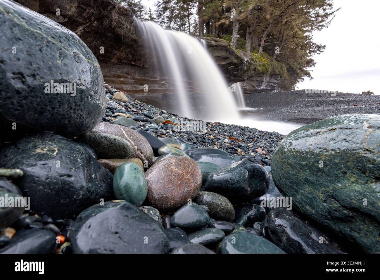 Pierres colorées et cascade sur Sandcut Beach - Parc régional Jordan River - près de Sooke, île de Vancouver, Colombie-Britannique, Canada Banque D'Images