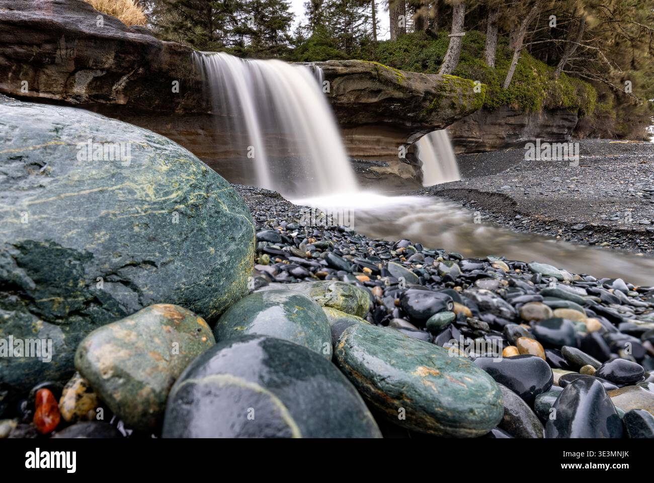 Pierres colorées et cascade sur Sandcut Beach - Parc régional Jordan River - près de Sooke, île de Vancouver, Colombie-Britannique, Canada Banque D'Images