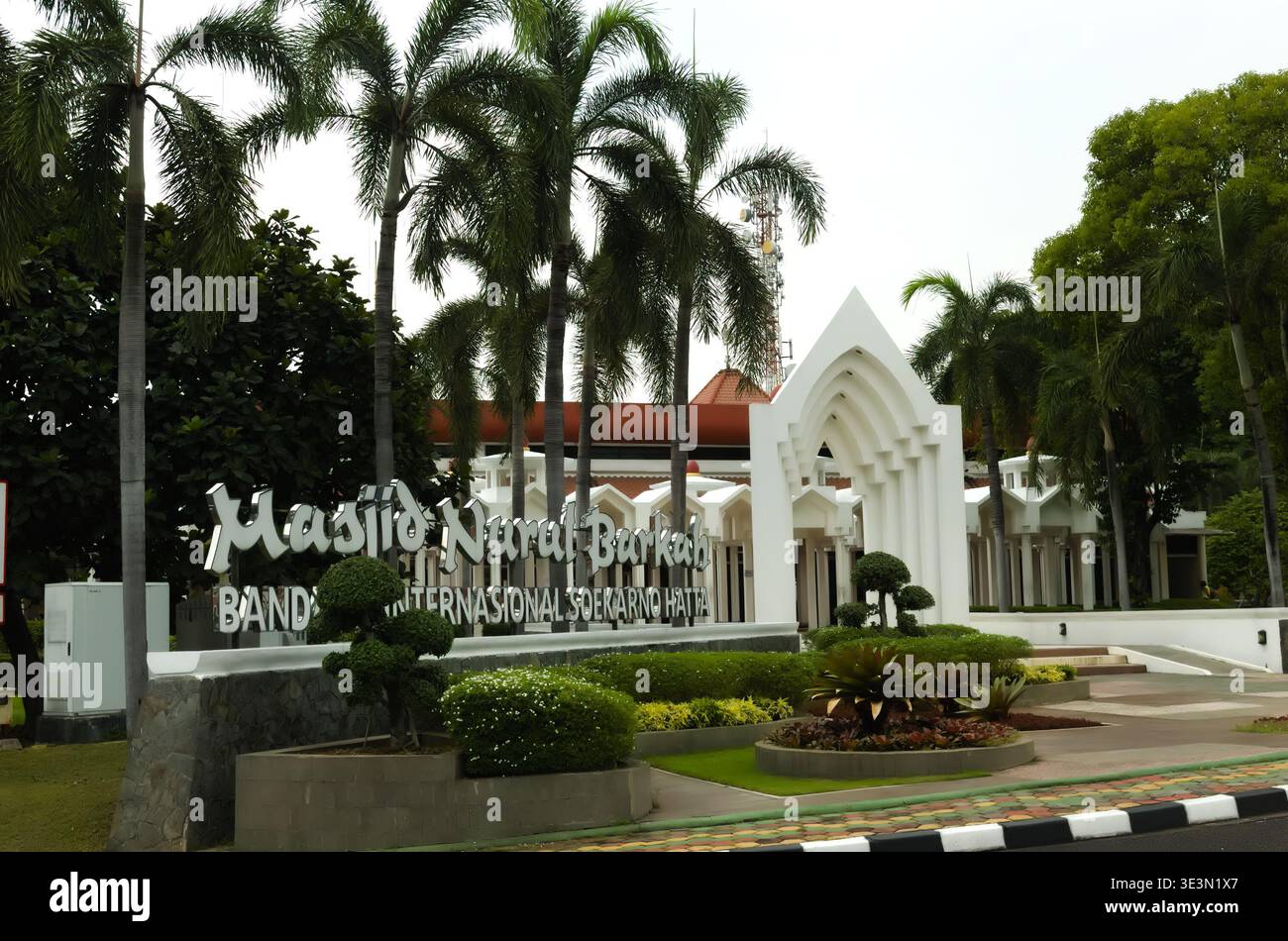 Tangerang, Indonésie - mars 27 2024 : architecture de la mosquée Nurul Barkah dans le complexe de l'aéroport Soekarno Hatta. Le concept de open space make Banque D'Images