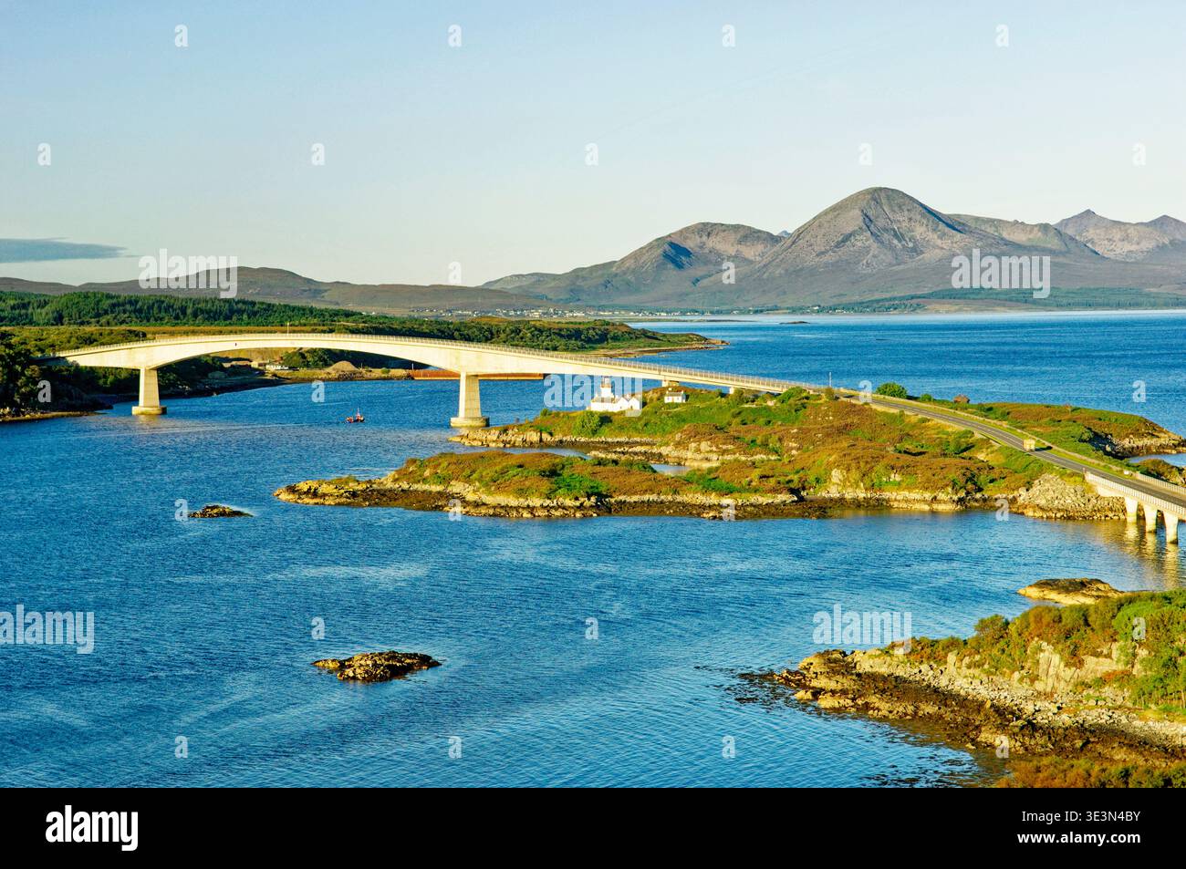 À travers le pont de Skye de Kyle of Lochalsh à Bla Bheinn mountain, à l'île de Skye. Hébrides intérieures, Ecosse, Royaume-Uni. Matin d'été Banque D'Images