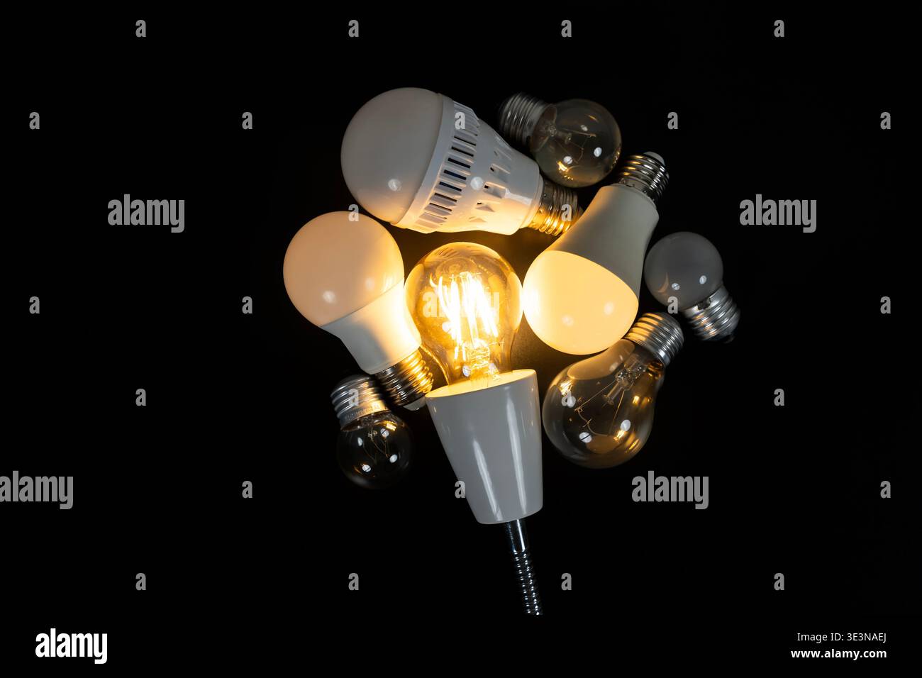 Ampoules LED et à filament assorties avec une ampoule incandescente sur fond noir, représentant les options d'éclairage, l'efficacité énergétique, la comparaison, Innovat Banque D'Images