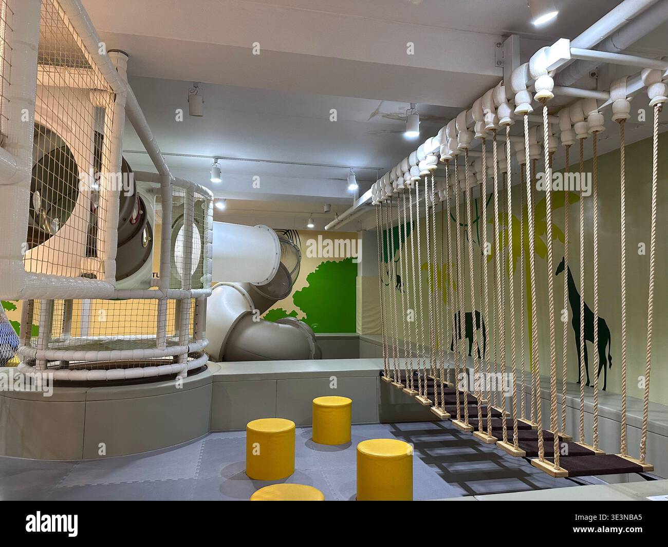 Aire de jeux d'aventure intérieure pour enfants avec pont de corde et obstacles d'escalade. Concept de jeu actif et d'activité physique Banque D'Images