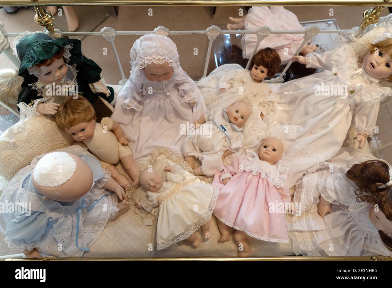 Collection de poupées en porcelaine vêtues de vêtements de style vintage exposés à l'intérieur Banque D'Images