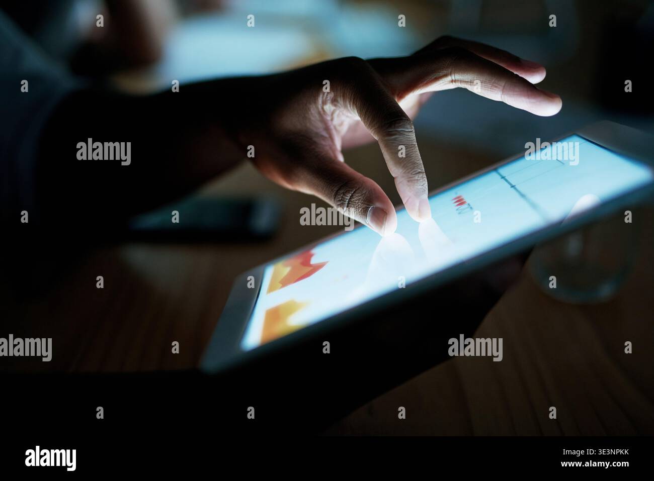 Nuit, mains et personne avec écran de tablette à l'agence pour tester l'interface utilisateur, vérifier la vitesse du site ou la convivialité de l'application. Affichage UX, développeur web et défilement sur tech Banque D'Images