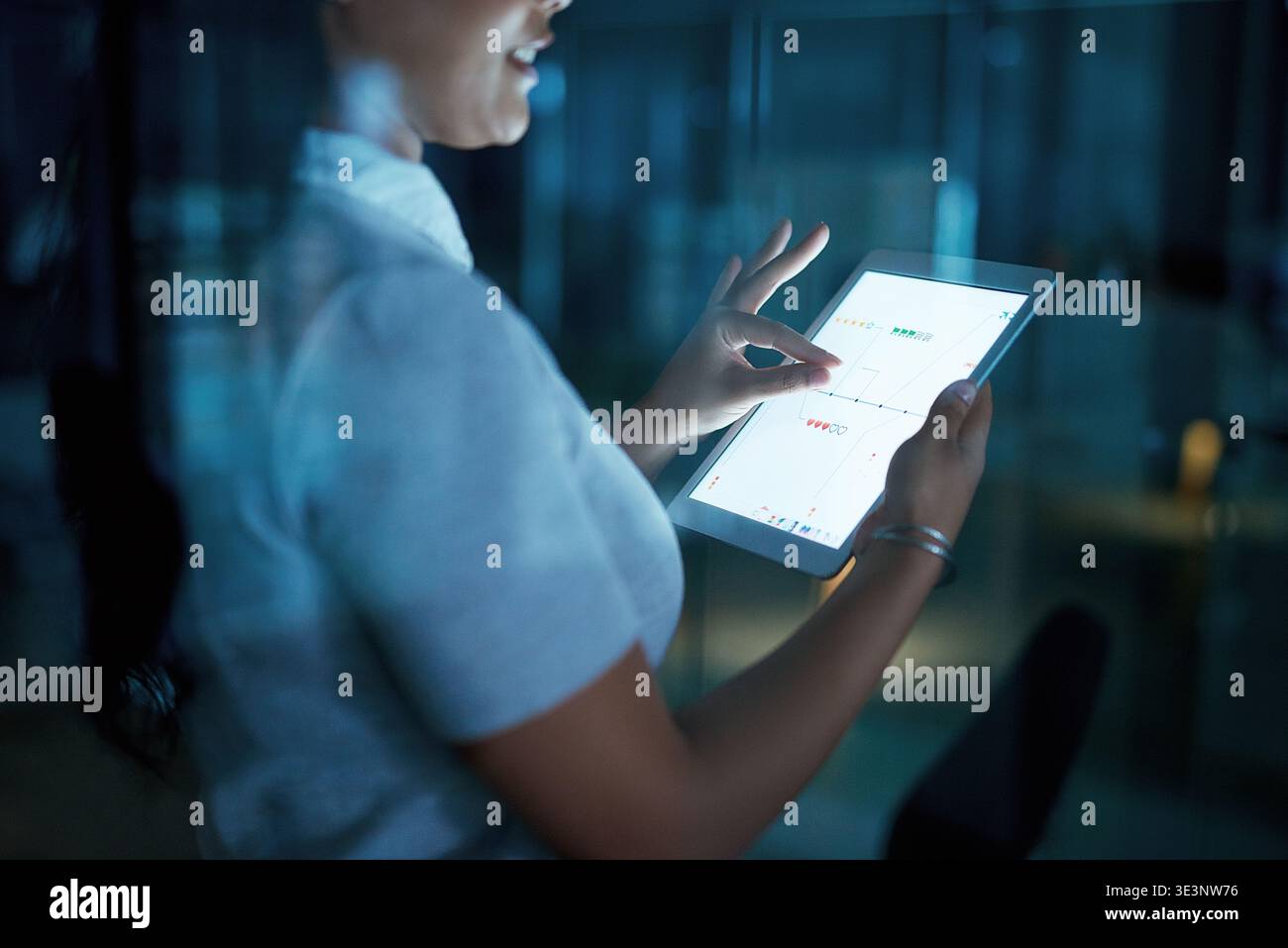 Nuit, mains et femme avec écran de tablette à l'agence pour les tests d'interface utilisateur, vérifier la vitesse du site ou la convivialité de l'application. Affichage UX, développeur web et défilement sur tech Banque D'Images