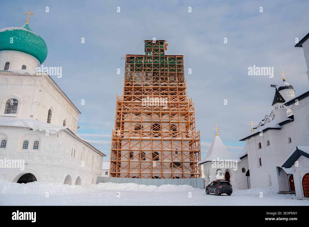 Chantier, piliers en bois sur l'église Banque D'Images