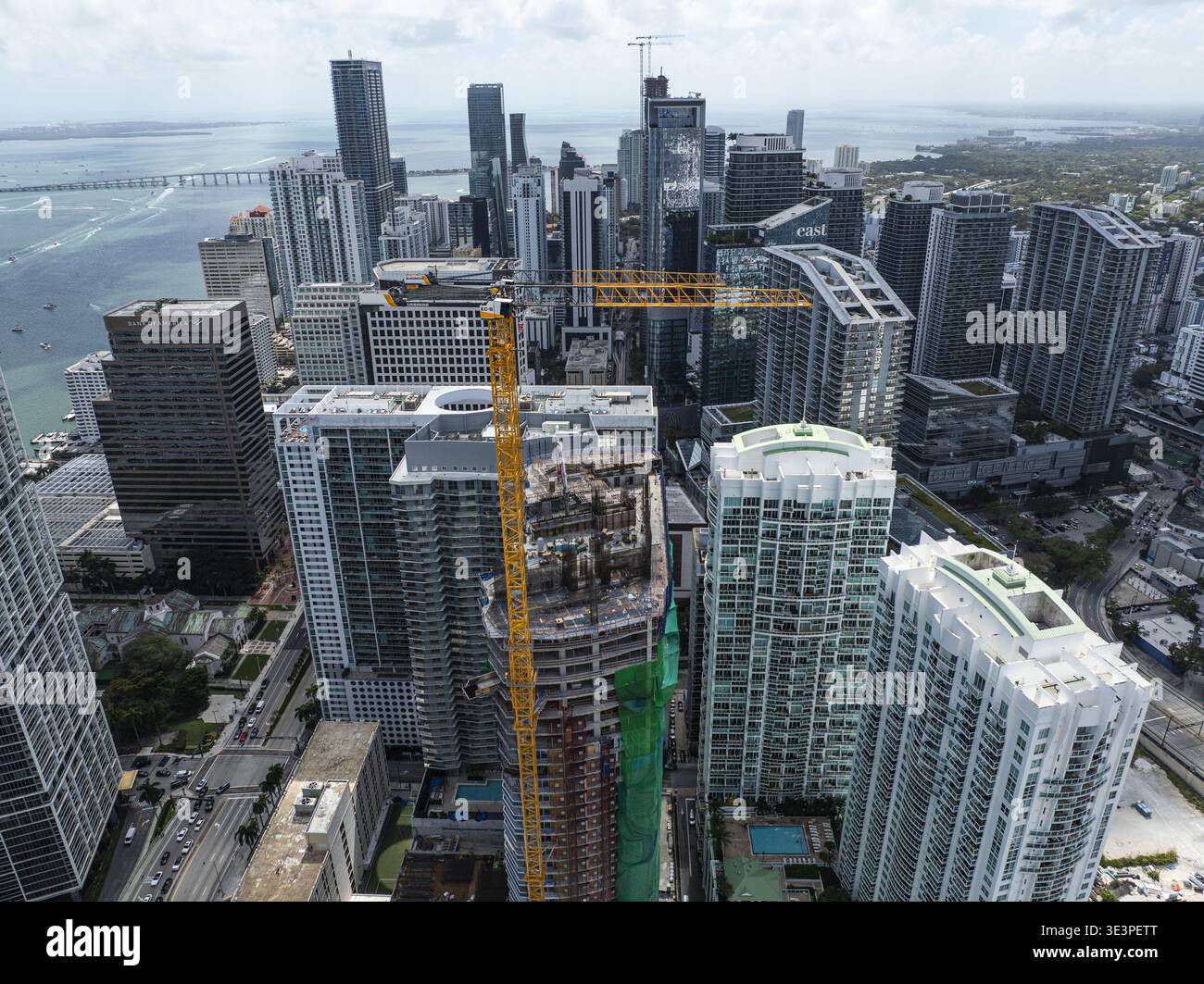 Vue aérienne de gratte-ciel perçant la ligne d'horizon, une symphonie de verre et d'acier reflétant le ciel à Brickell, Miami, Floride, États-Unis. Banque D'Images