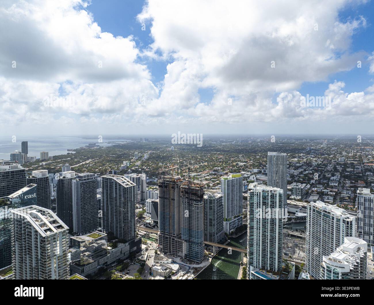 Vue aérienne de gratte-ciels scintillants traversant la ligne d'horizon, où les eaux turquoises rencontrent le paysage urbain vibrant, Brickell, Miami, Floride, United St. Banque D'Images