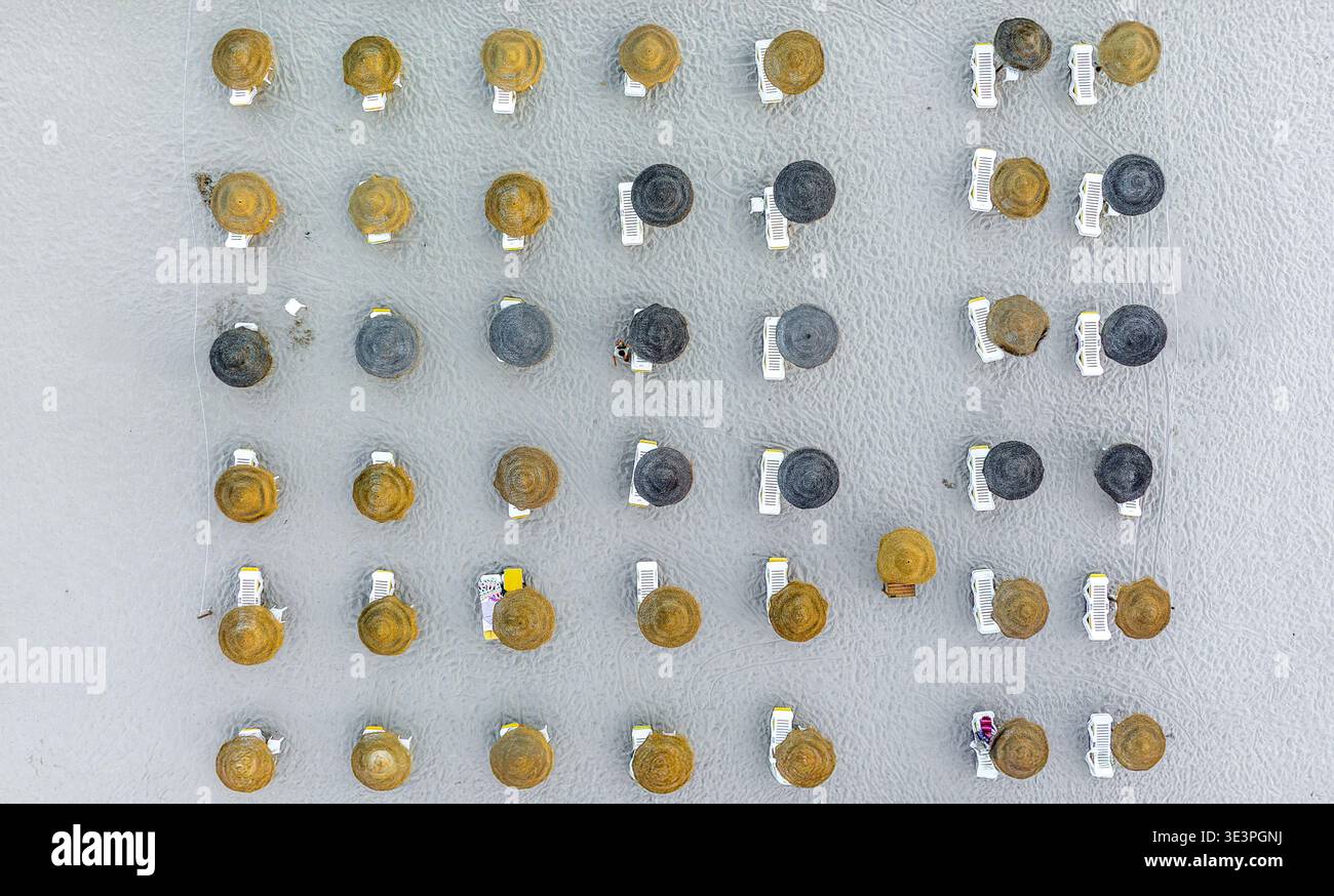 Vue aérienne de ce qui semble être une collection de capsules de bouteilles, certaines ternies et vieillies, disposées en grille, Sesimbra, Setúbal, Portugal. Banque D'Images
