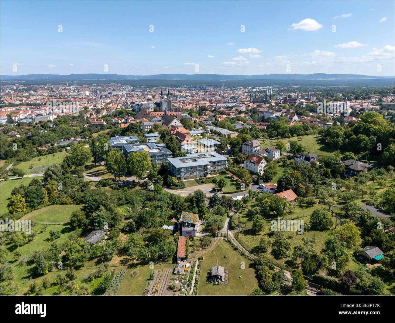 Vue aérienne panoramique montrant la ville de Bamberg avec ses bâtiments, ses espaces verts et le paysage environnant Banque D'Images