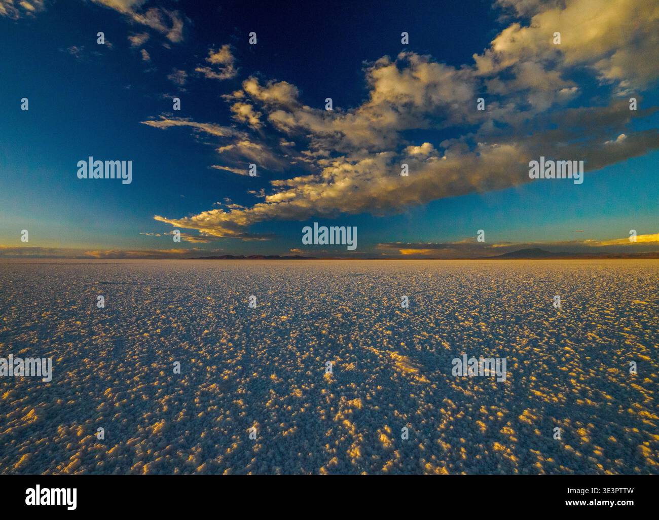 Coucher de soleil aux Salt Flats d'Uyuni les plus grandes salines du monde dans le sud de la Bolivie en Amérique du Sud Banque D'Images