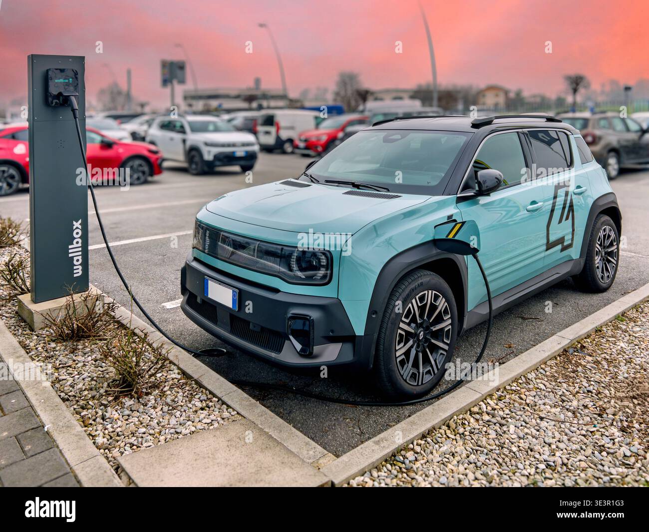Cuneo, Italie – 6 mars 2026 : la nouvelle Renault 4 E-Tech Electric, une réinterprétation moderne et entièrement électrique du modèle emblématique des années 1960, stationnée sur un chargeur Banque D'Images