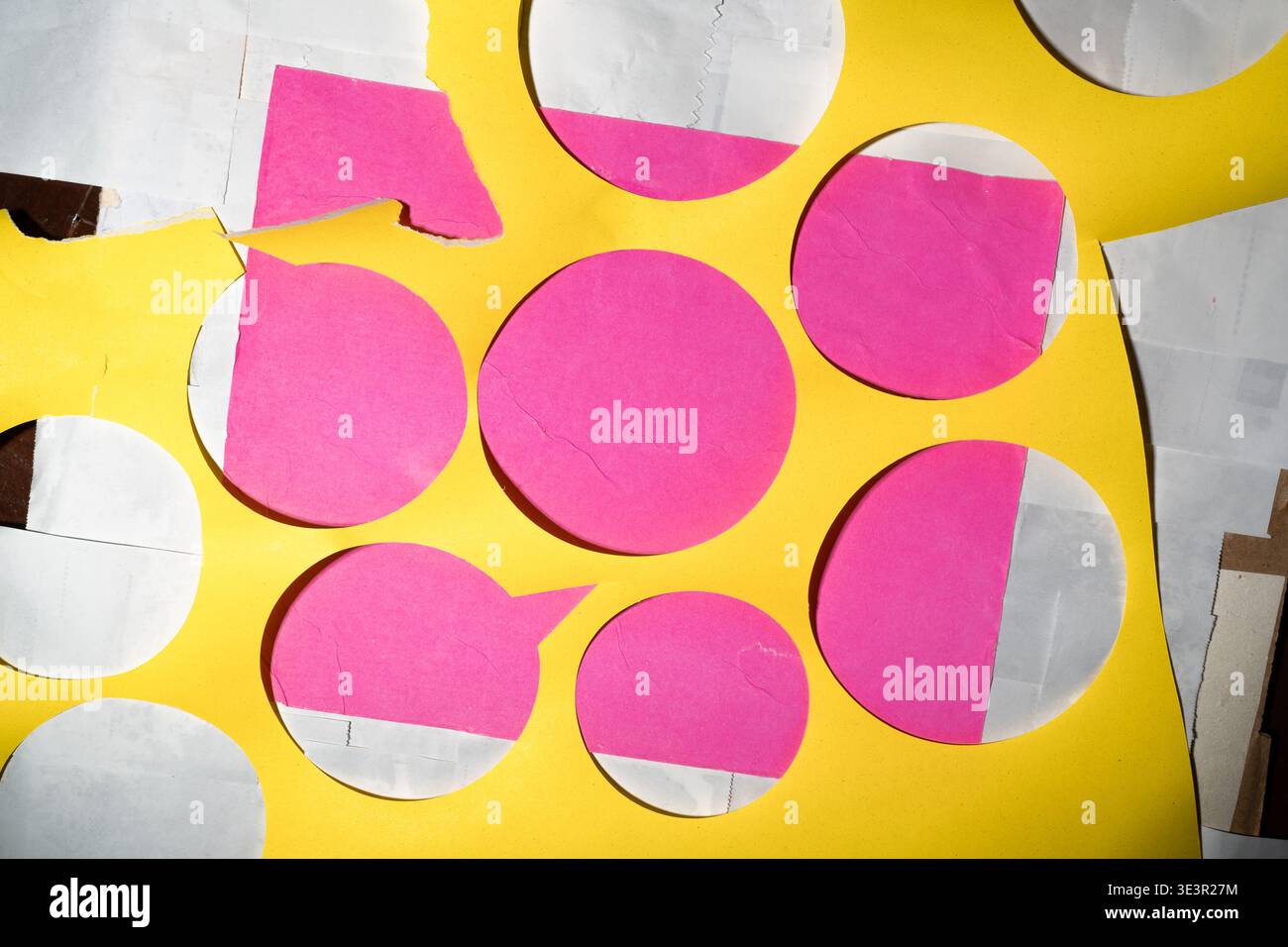 Une mise en page abstraite vibrante avec des couches de papier jaune, rose et blanc provenant d'un projet d'art. La composition présente un arrangement complexe Banque D'Images