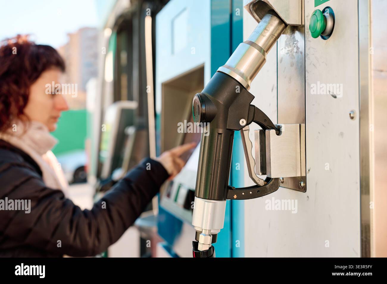 Femme éprouvant une crise des prix du gaz et du pétrole à la station-service. Crise du gaz et du pétrole Banque D'Images