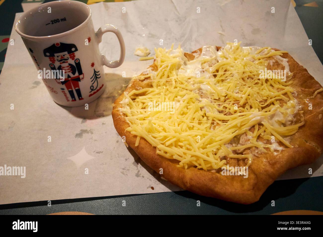 langos hongrois avec fromage ail et crème sure avec tasse de vin chaud gdansk pologne Banque D'Images