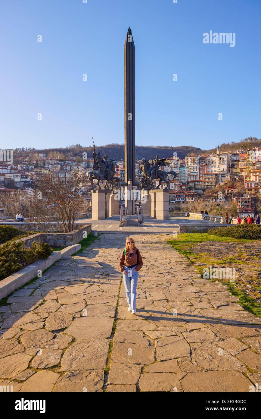 Veliko Tarnovo Bulgarie, 13 mars 2026. Le majestueux monument (Assenevtsi), aussi appelé (les cavaliers). Le monument est une création d'un centime impressionnant Banque D'Images