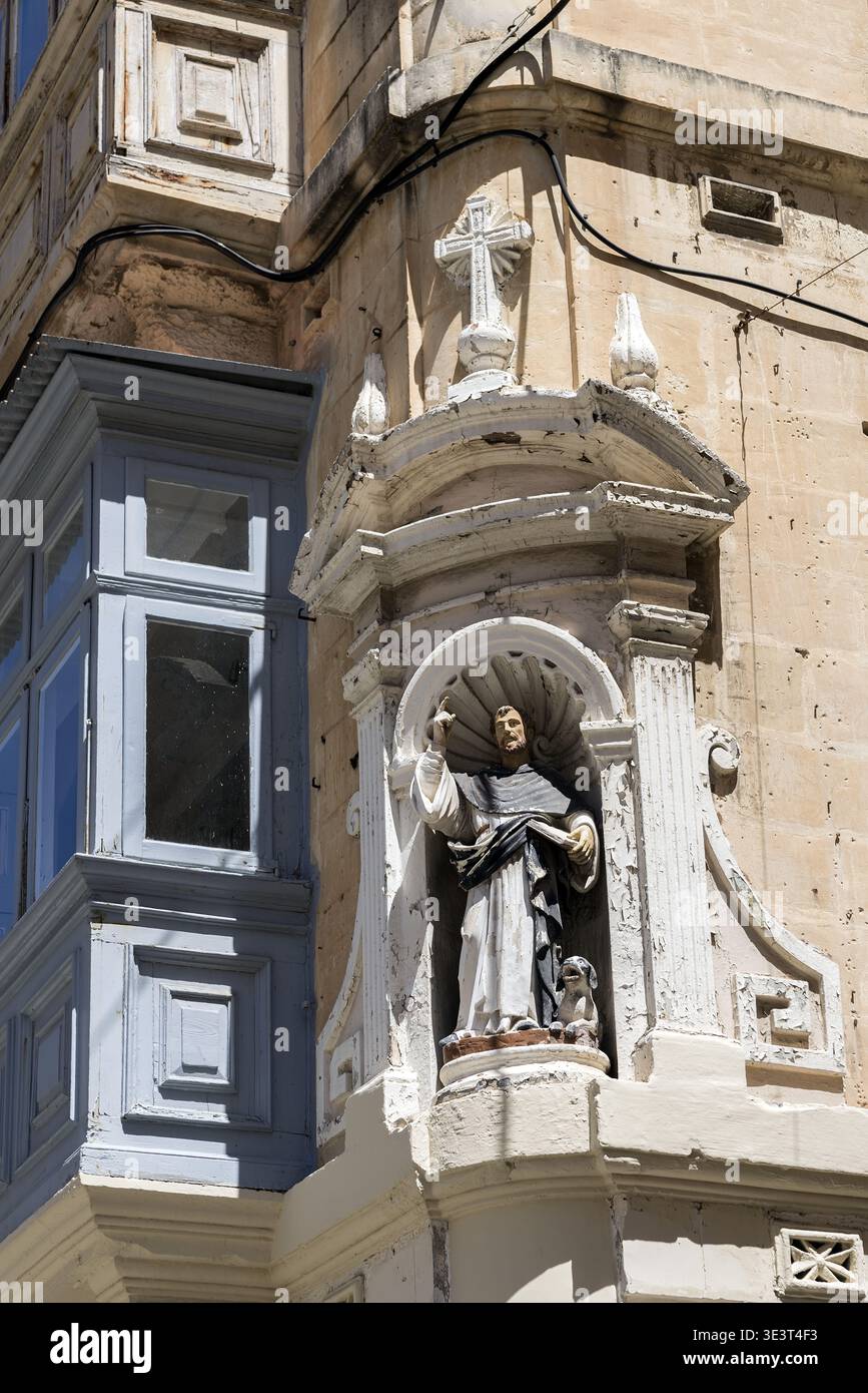 2019 Malte, la Valette - Une statue de Dominic Guzmán, le saint patron de la Valette, dans une niche à l'angle du bâtiment ; Schutzpatron Banque D'Images