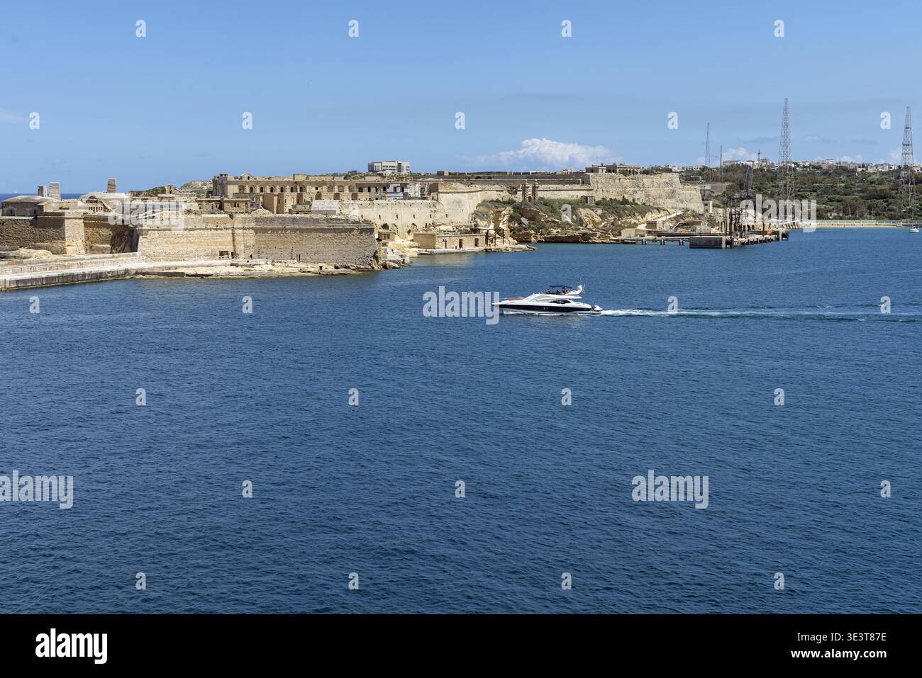 2019 Malte Valletta, entrée du Grand Port, un petit yacht avec un fort en arrière-plan ; kleine Yacht vor dem Hintergrund einer Festung Banque D'Images