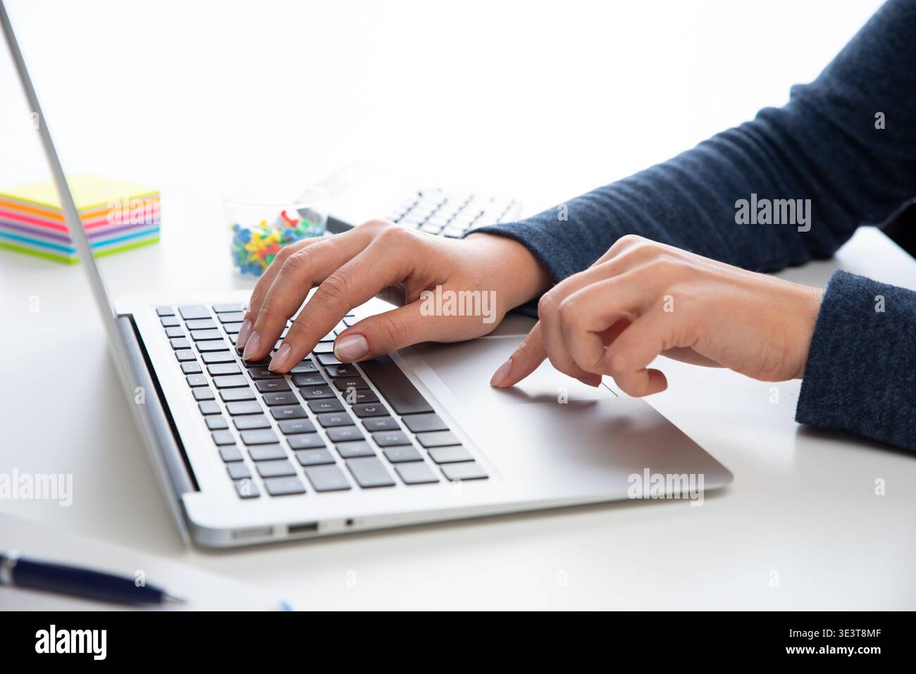 Femme utilisant un ordinateur portable, concept d'achat en ligne, gros plan Banque D'Images