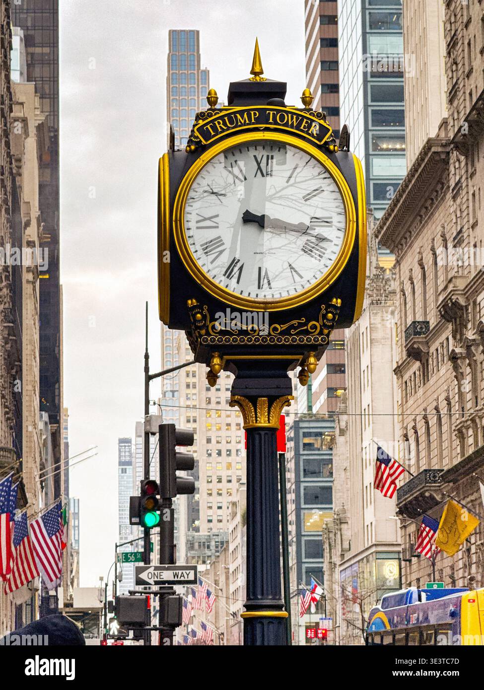 New York City, New York, États-Unis - 9 janvier 2026 : horloge ornée devant la Trump Tower sur la Cinquième Avenue dans le centre de Manhattan. Banque D'Images