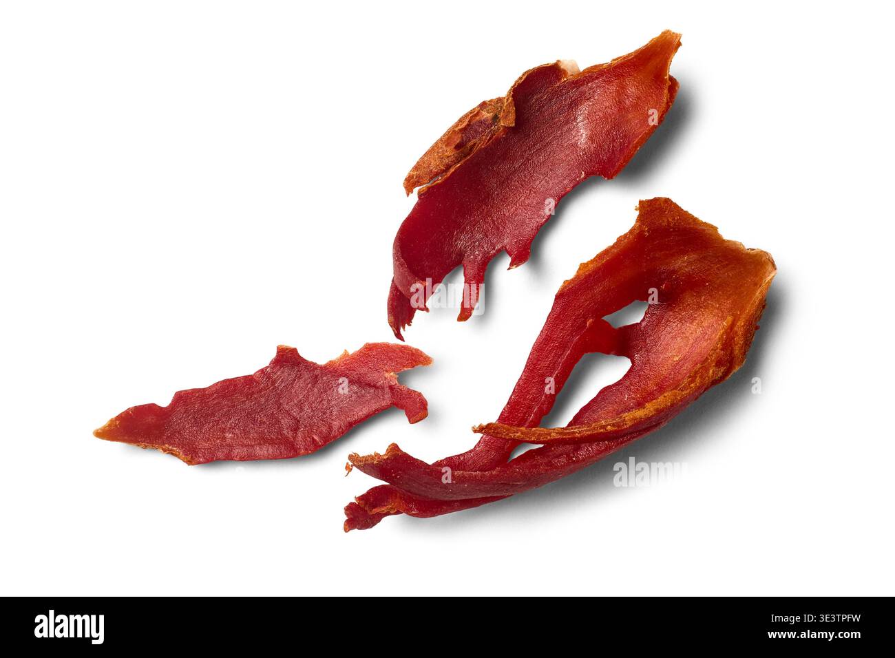 morceaux d'aril de macis séchés orange rougeâtre fond blanc isolé, texture cassante de la coque de noix de muscade avec épices javitri aromatiques et morceaux orange parfumés Banque D'Images