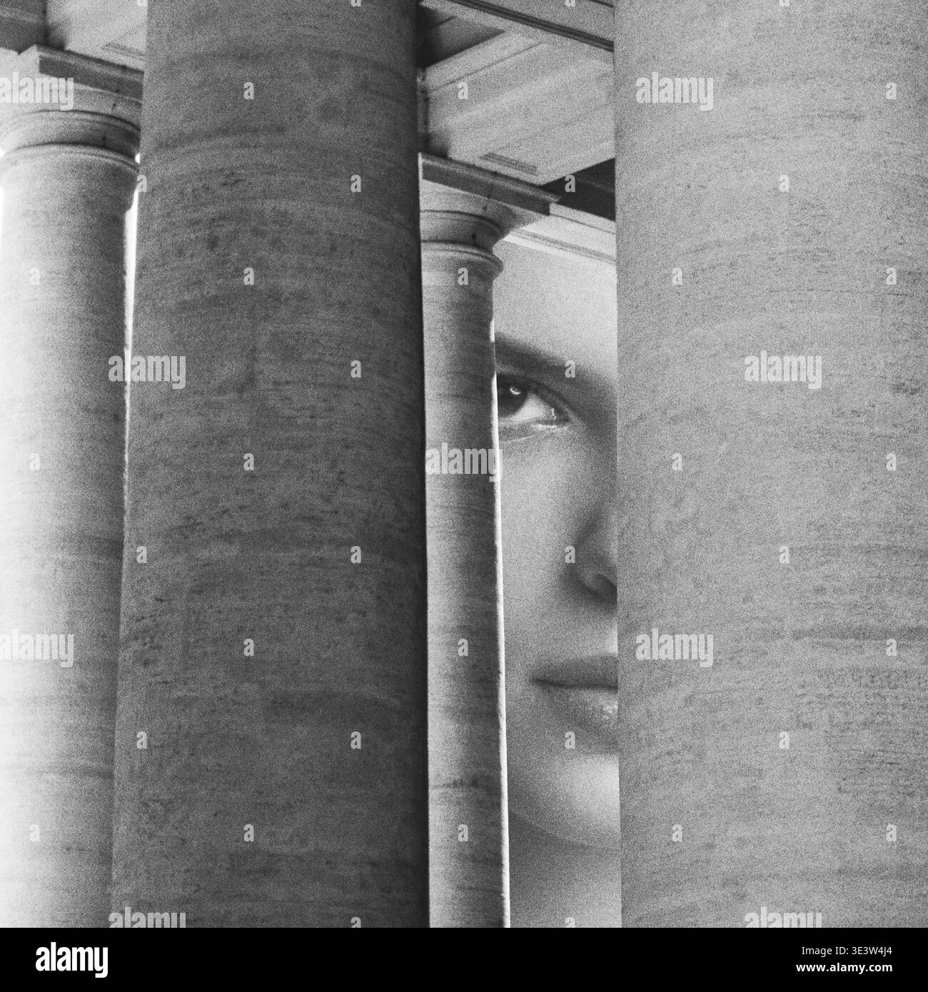 Illustration de collage abstrait du visage de la femme regardant derrière de grandes colonnes de pierre, observant avec un regard caché. Grunge, bruit et flou de mouvement eff Banque D'Images