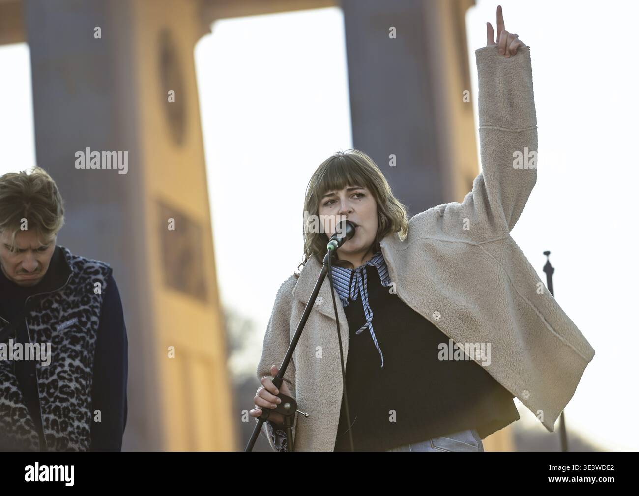 La chanteuse-compositrice Soffie à la manifestation du Feminist Fight Club sous le slogan contre la violence numérique sexualisée, solidarité avec toutes les victimes Banque D'Images