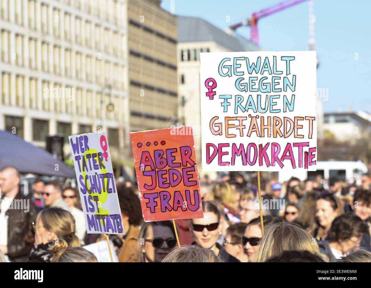 Signe LA VIOLENCE CONTRE LES FEMMES MET EN DANGER LA DÉMOCRATIE lors de la manifestation contre la violence numérique sexualisée - solidarité avec toutes les victimes Banque D'Images