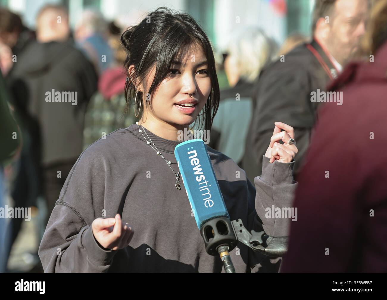 Linh NGO, porte-parole de presse du Feminist Fight Club, lors de la manifestation à Berlin Banque D'Images