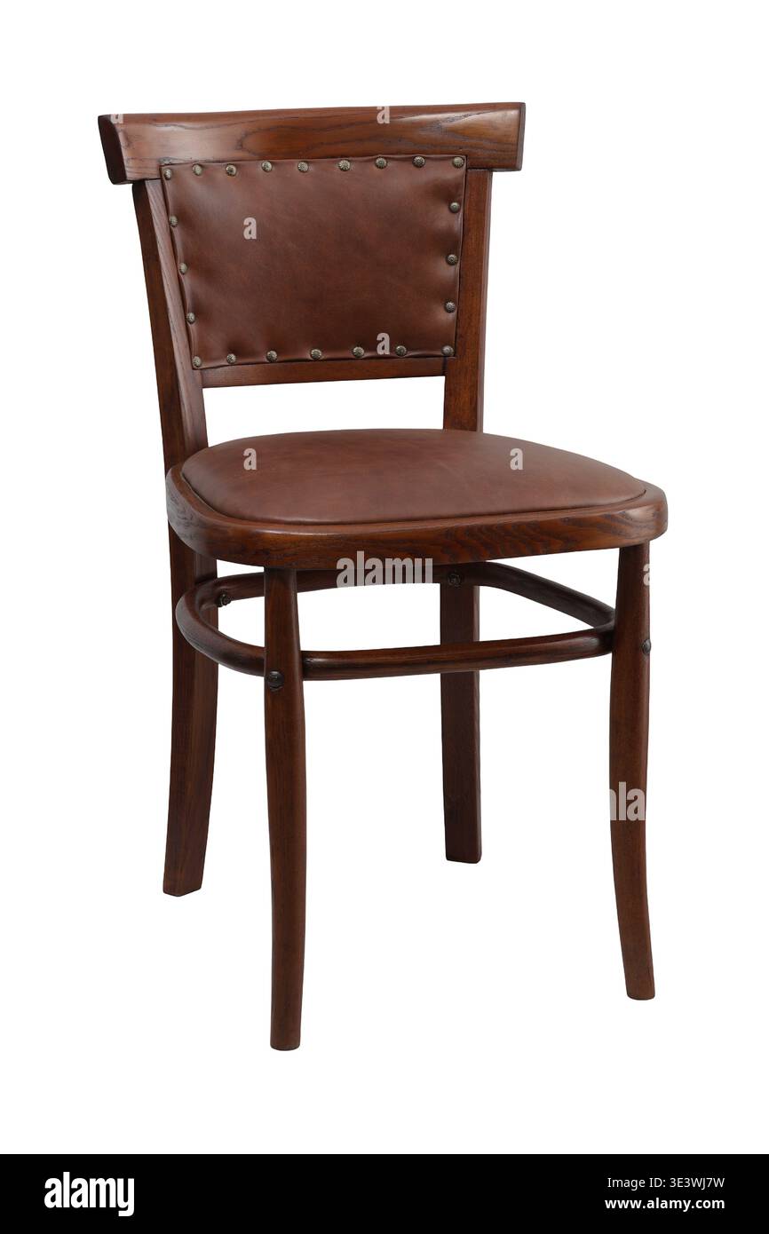 Une chaise en bois magnifiquement conçue présente une finition marron riche et des clous métalliques décoratifs le long du dos. Son design ajoute du charme aux salles à manger ou co Banque D'Images