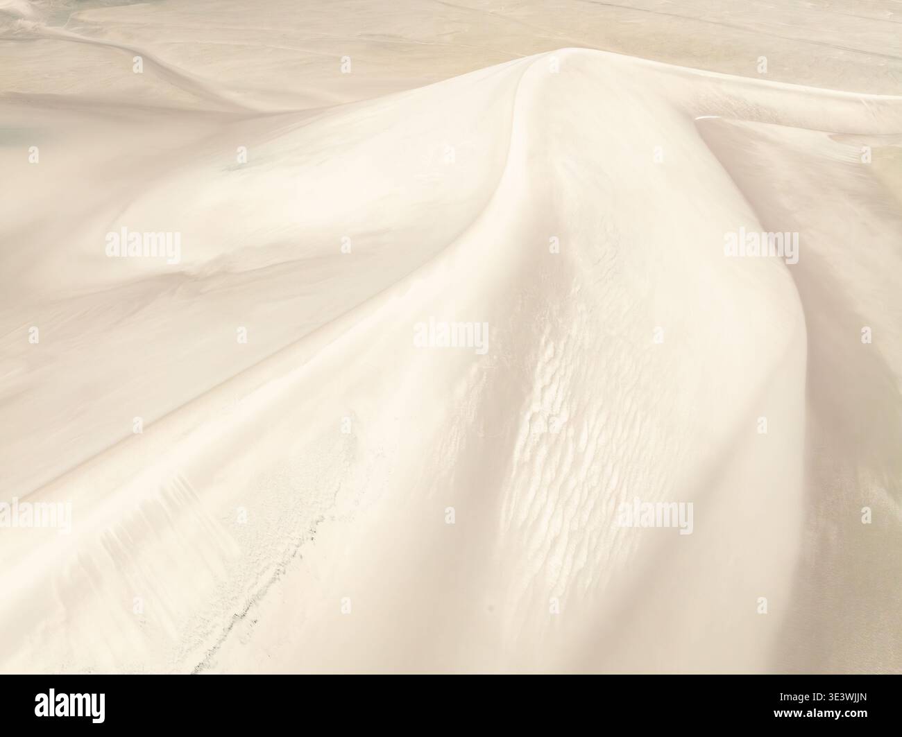 Vue sur les dunes de Saujil à Catamarca, Argentine, mettant en valeur les vastes paysages vallonnés de dunes de sable immaculées sous un ciel clair, mettant en valeur natu Banque D'Images