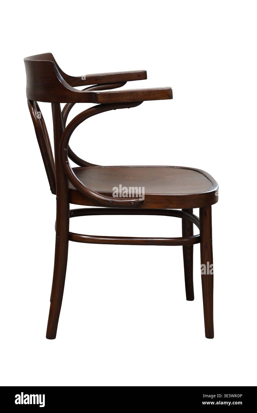 Une chaise en bois magnifiquement conçue avec des courbes gracieuses se tient seule, soulignant sa forme élégante. Le riche bois brun ajoute de la chaleur, ce qui en fait un char Banque D'Images