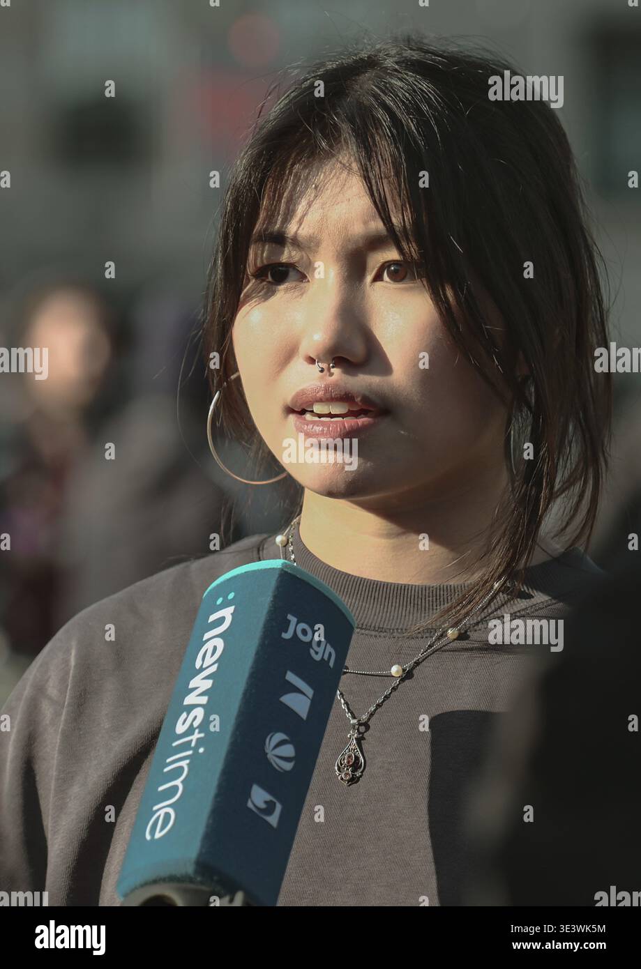 Linh NGO, porte-parole de presse du Feminist Fight Club, lors de la manifestation à Berlin Banque D'Images