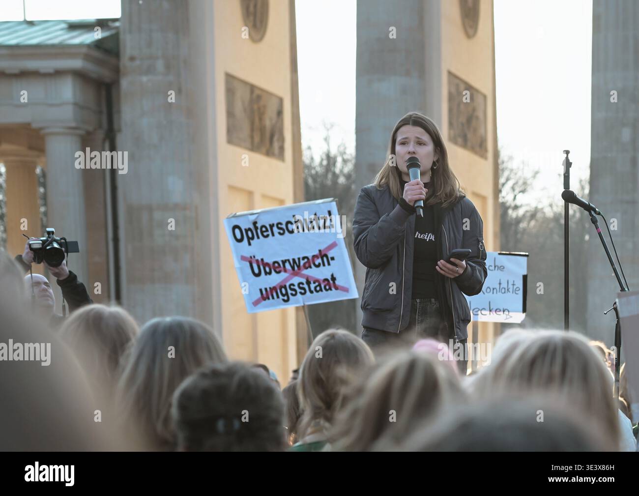 La militante pour le climat Luisa Neubauer à la manifestation du Feminist Fight Club sous le slogan contre la violence numérique sexualisée, solidarité avec tous les vic Banque D'Images