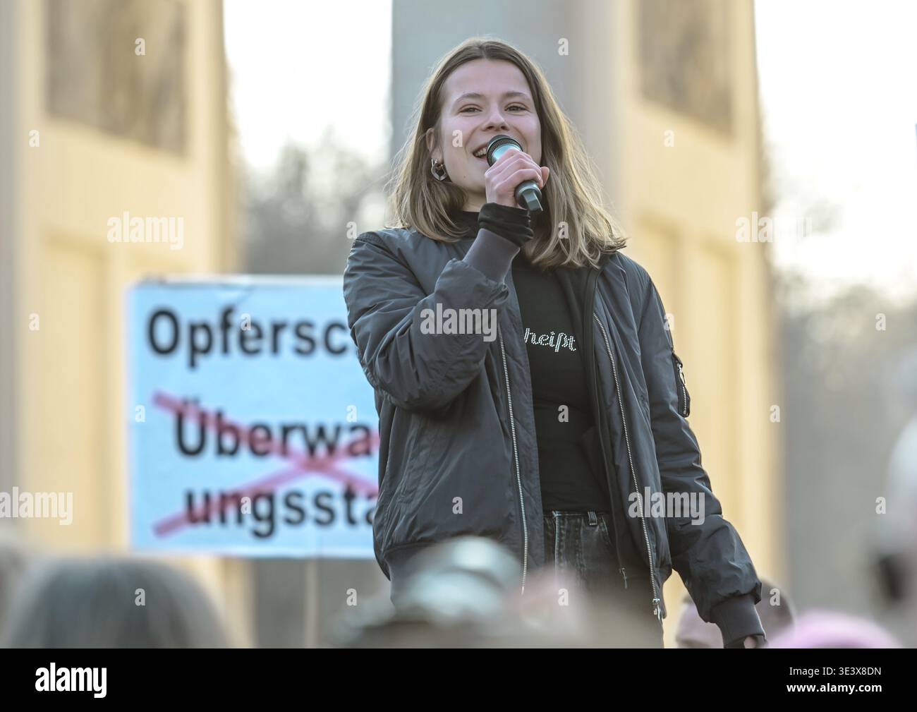 La militante pour le climat Luisa Neubauer à la manifestation du Feminist Fight Club sous le slogan contre la violence numérique sexualisée, solidarité avec tous les vic Banque D'Images