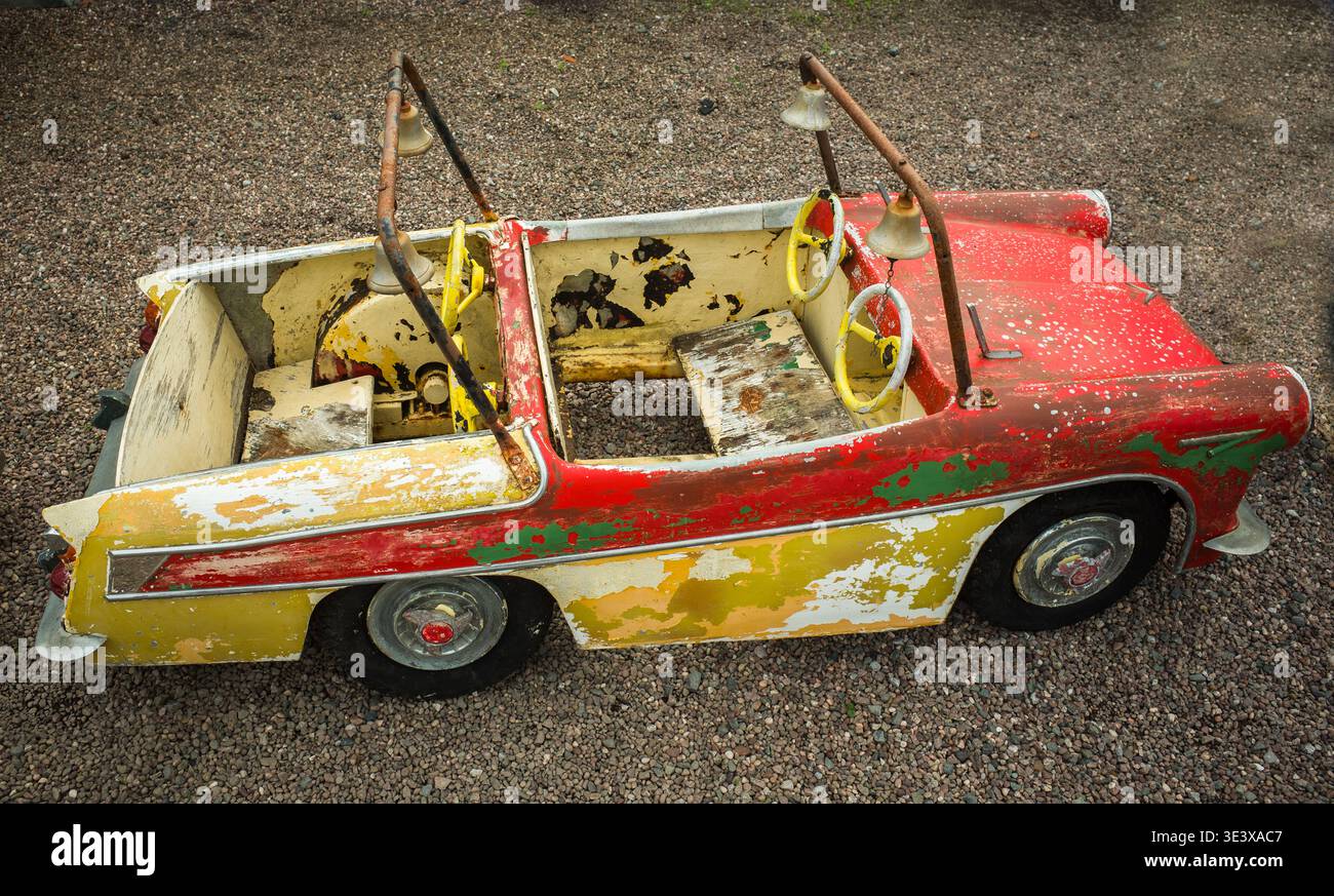 Une voiture à pédales Simca Versailles vintage, probablement un parc d'expositions ou un manège. Banque D'Images