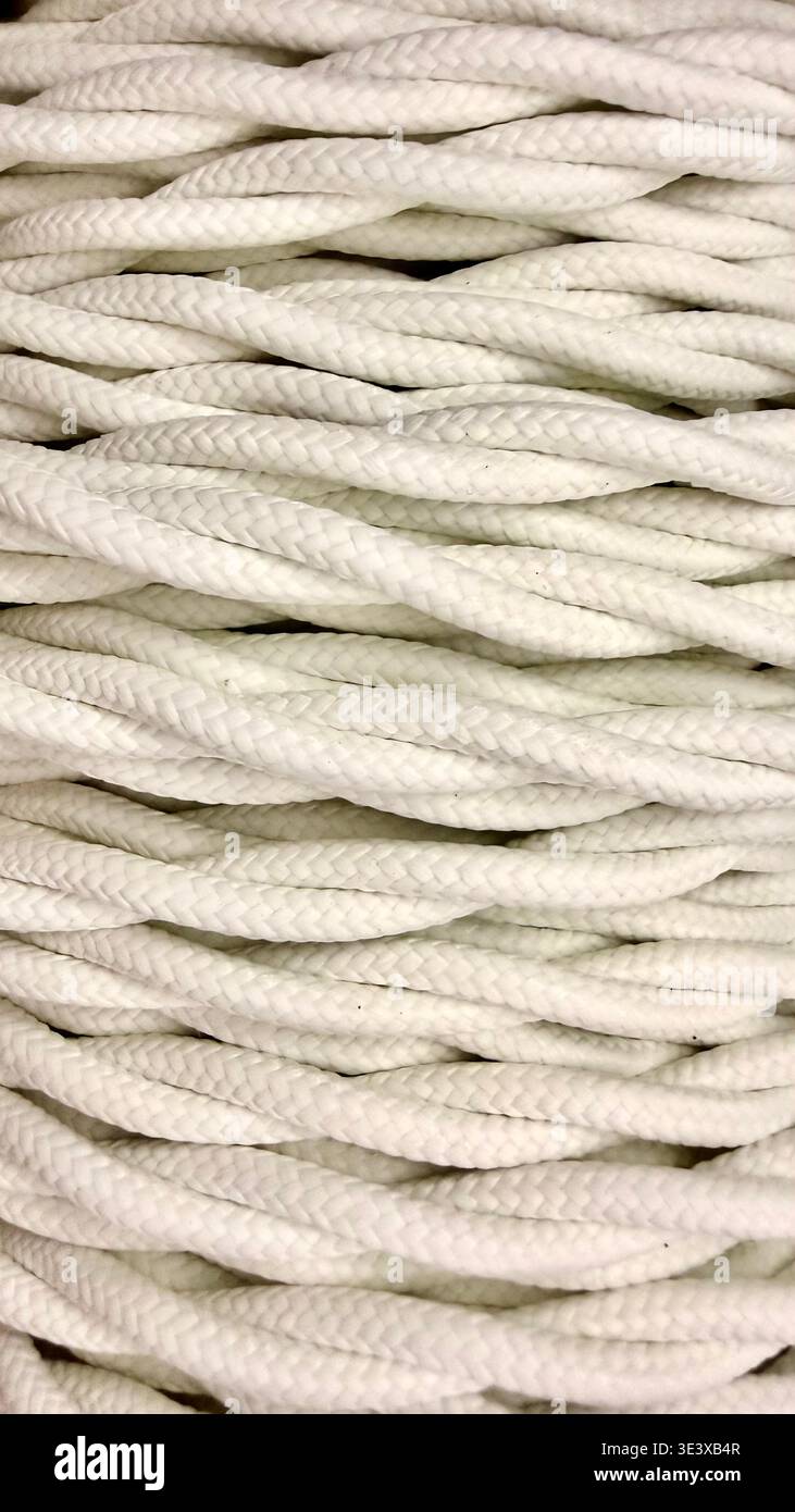 Texture de corde tressée blanche en gros plan, fond de cordon tissé avec motif répété. Banque D'Images