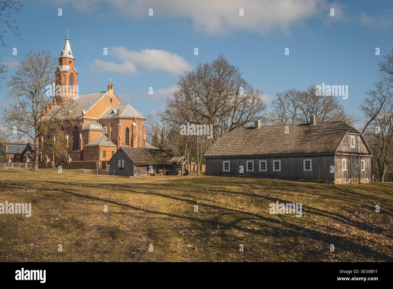 La nouvelle église néo-gothique avec une maison traditionnelle en bois, Kernave, Lituanie, la capitale médiévale du Grand-Duché de Lituanie, UNESCO Banque D'Images