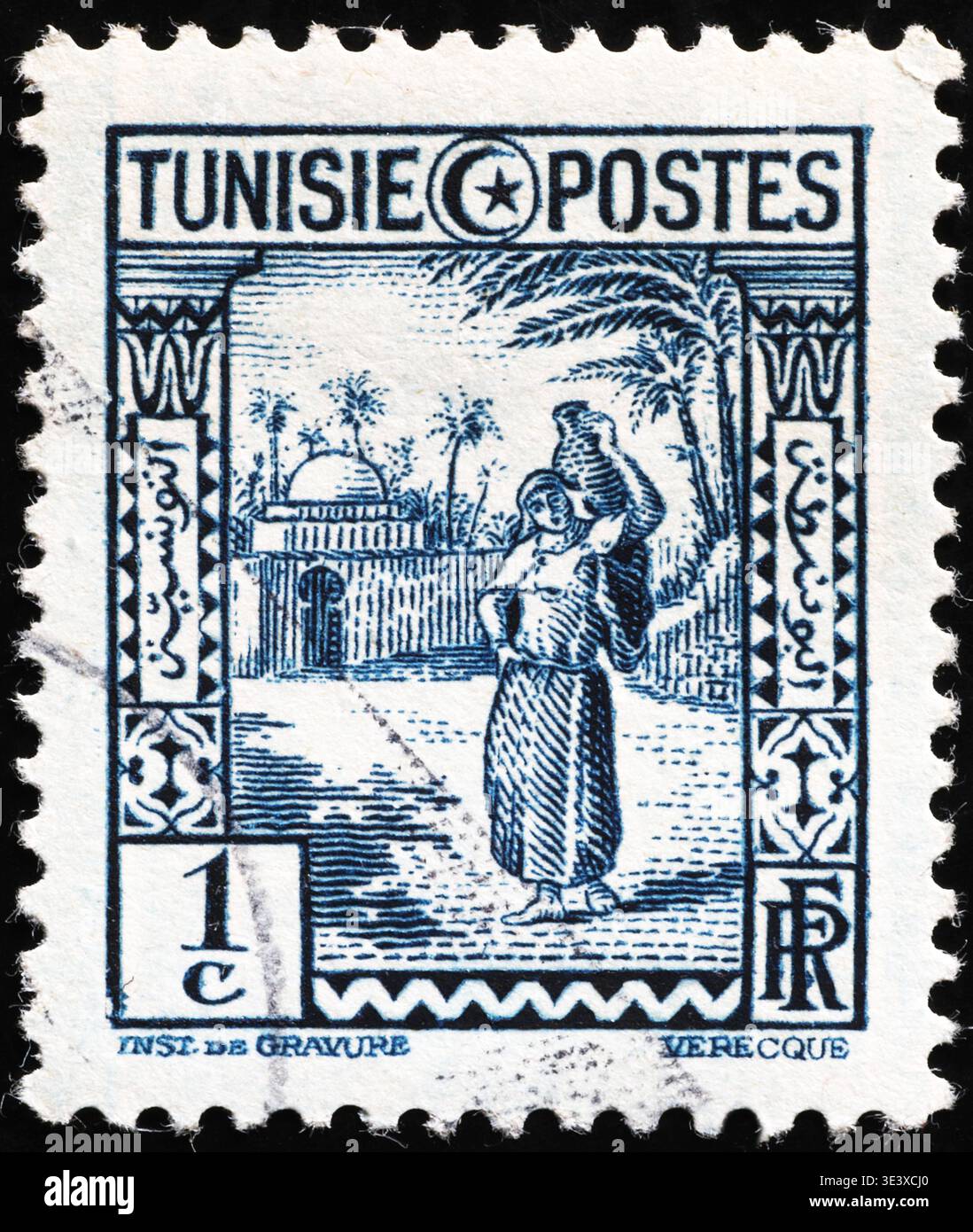 Femme portant de l'eau sur un ancien timbre tunisien Banque D'Images