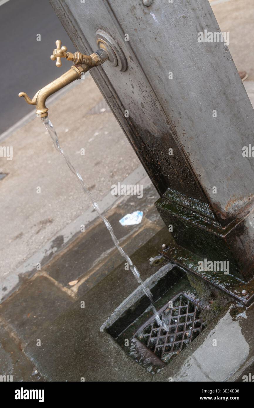 Fontaine d'eau potable publique avec de l'eau courante dans une ville européenne. Infrastructure urbaine et détails de voyage Banque D'Images