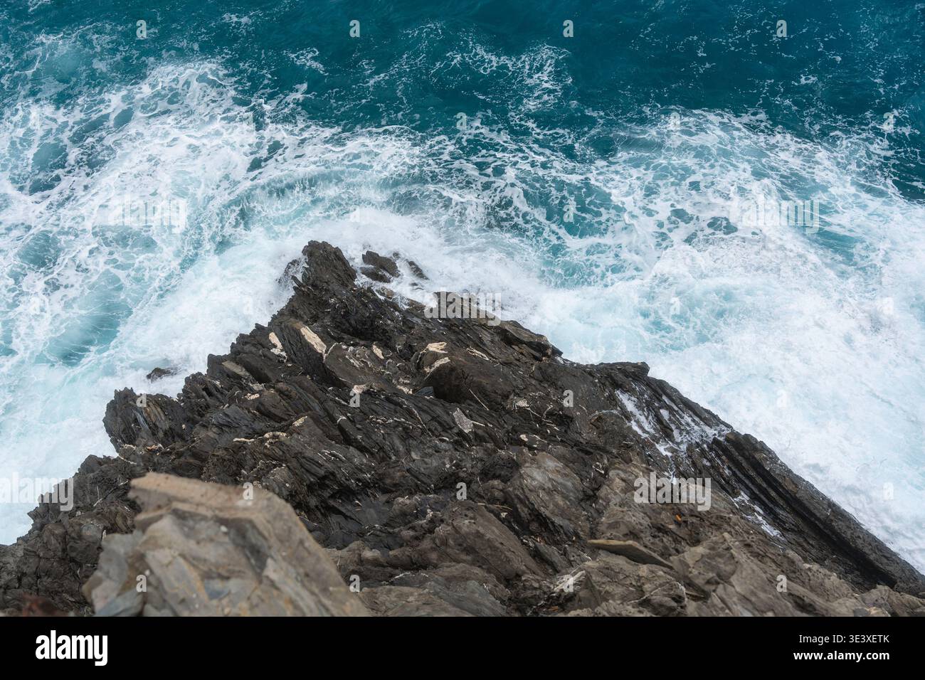 Puissantes vagues de mer s'écrasant contre la rive rocheuse sombre. Paysage marin naturel, énergie océanique et nature côtière spectaculaire Banque D'Images