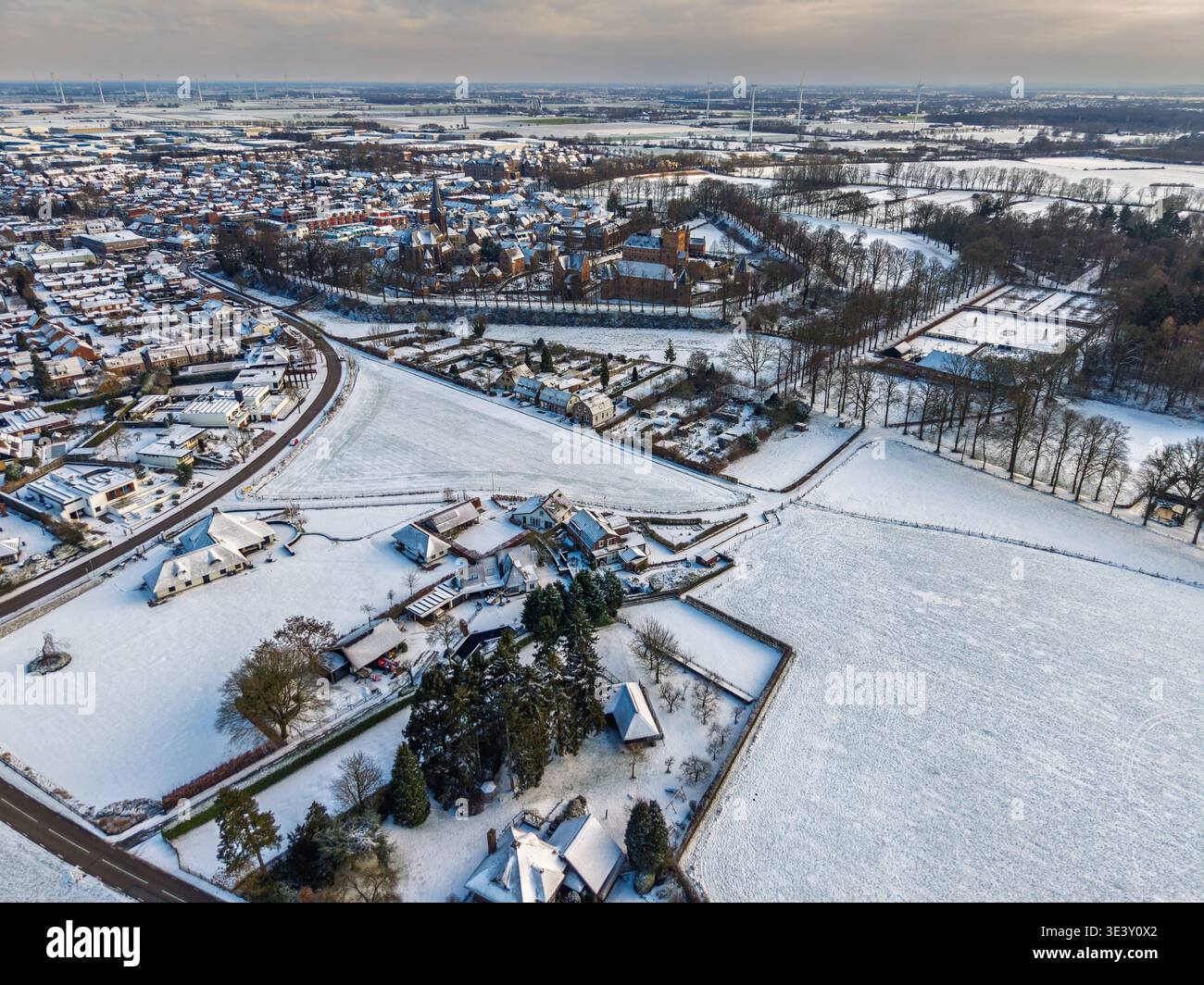Vue aérienne panoramique d'une ville européenne enneigée avec le château huis Bergh. Un paysage hivernal pittoresque avec des champs givrés, des maisons résidentielles, et gagner Banque D'Images
