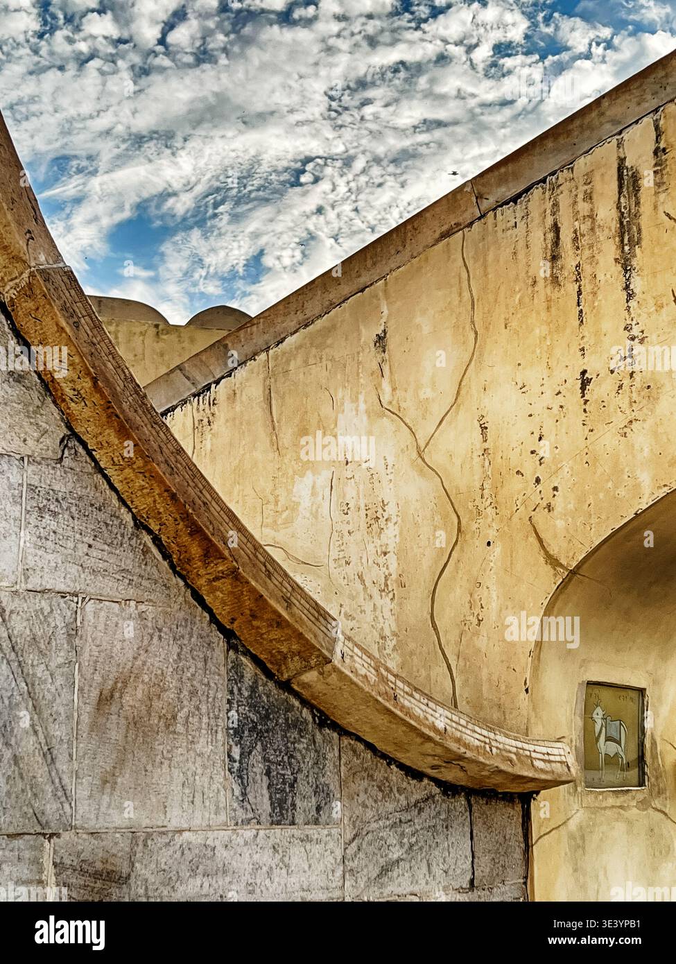 Le site classé au patrimoine mondial de l'UNESCO de l'observatoire Jantar Mantar à Jaipur, en Inde, est rempli de structures aux courbes architecturales. Banque D'Images