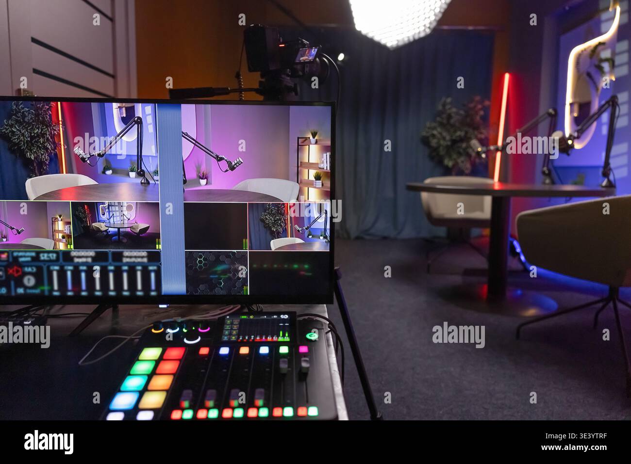 Studio de podcast professionnel préparé pour l'enregistrement de talk-show ou d'interview Banque D'Images