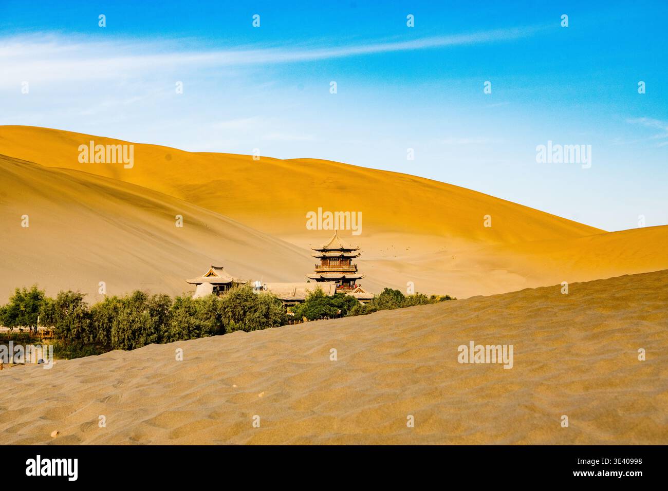 Pavillons traditionnels près du lac Crescent au milieu des dunes de sable à Dunhuang, Gansu, Chine. Banque D'Images