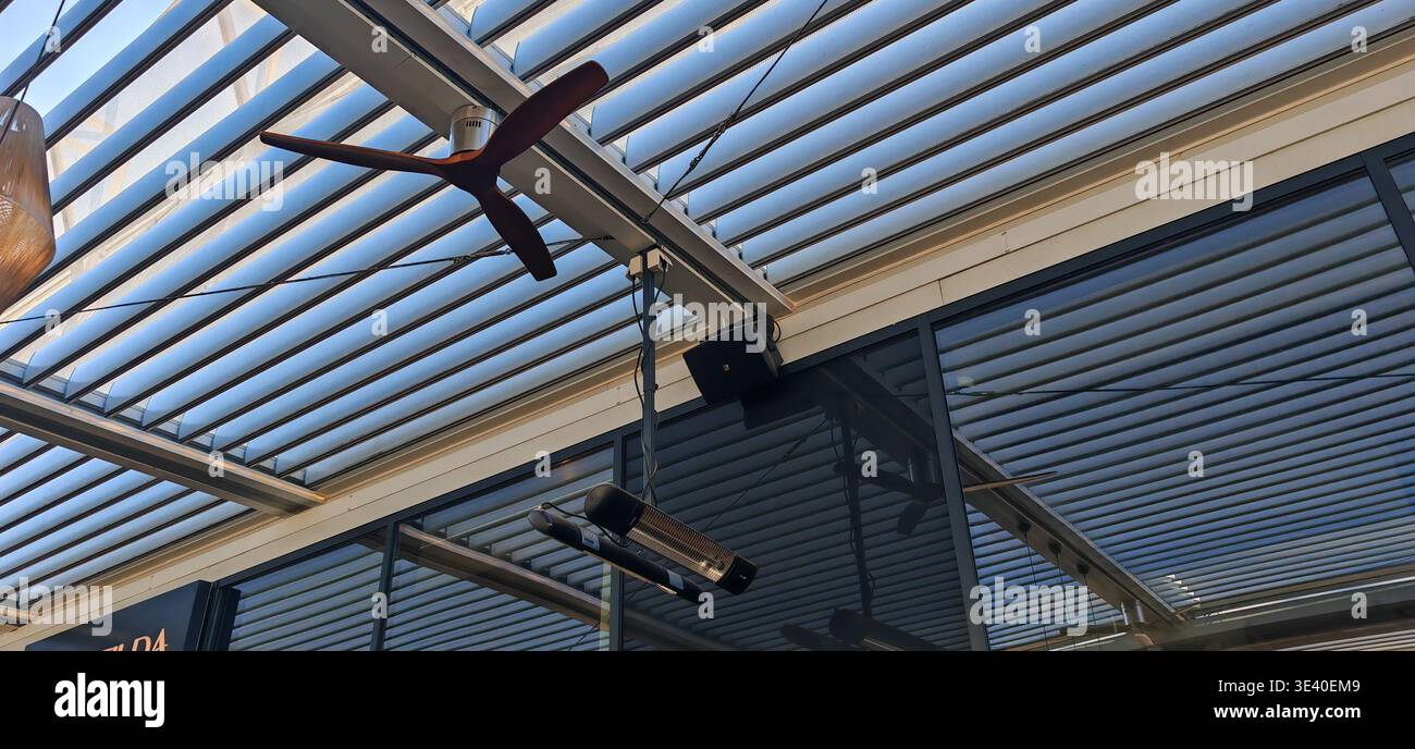 Ventilateur de plafond moderne sous le toit à persiennes en verre Banque D'Images